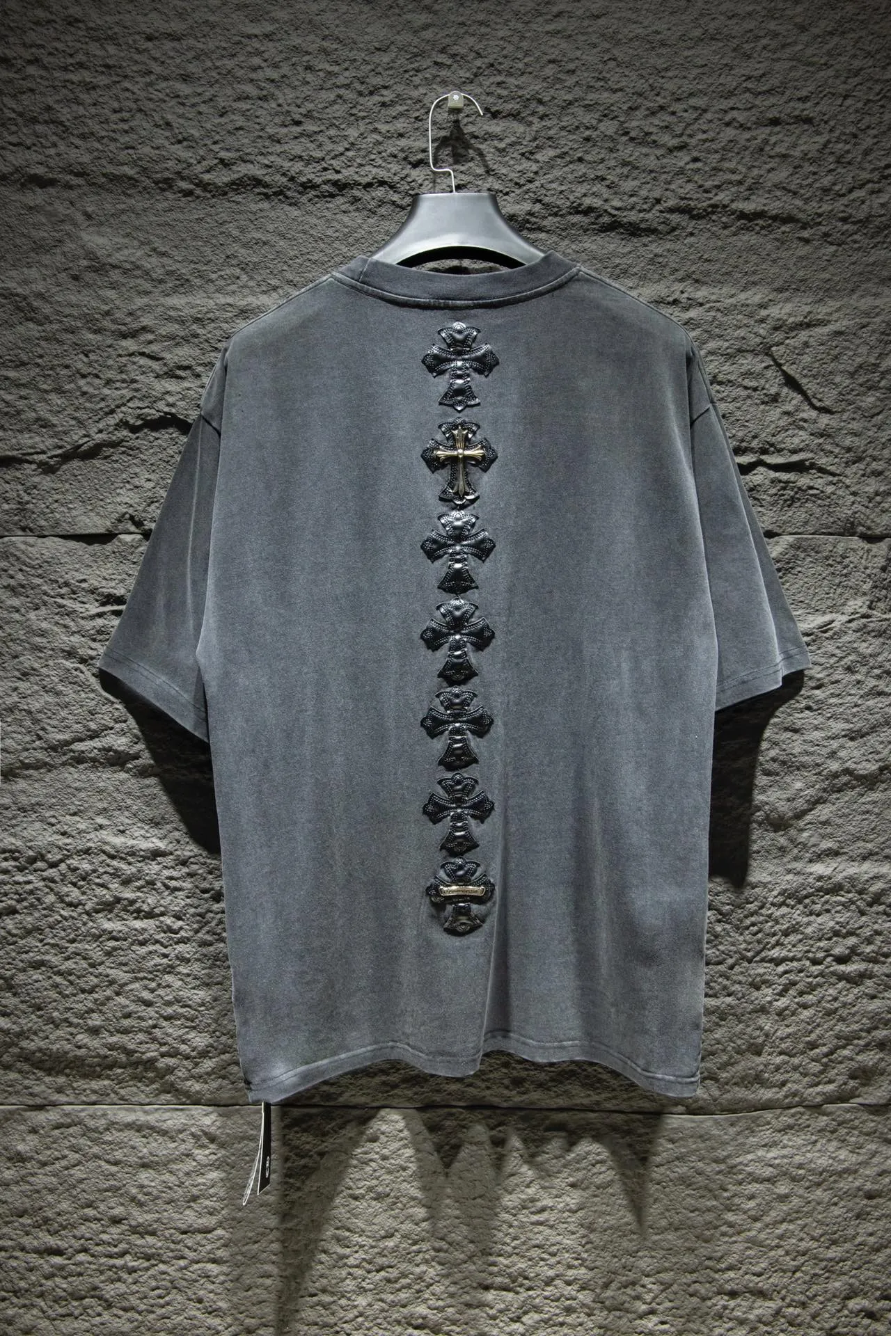 P180 Chrome hearts This year's popular Chrome heart style is too 🉑️. The imported leather label on the front chest is made of ZP material. 1:1 restores the touch and has a large resistance. It is very smooth to the touch, which is different from the market. The letters are machine embroidered with leather material after adjusting according to the original details. The thickness is moderate. The hardware is imported hardware accessories. The front # embroidery adopts imported Tajima high-density heavy industry embroidery technology. The font is three-dimensional and full. Gradient dyeing of ready-made garments, the process of frying snowflakes in the washing water of ready-made garments, heavy distressing and whitening. Hat, collar, pockets, cuffs, front and rear threads, details of holes are clearly visible. It is made of 32-count double yarn and 260-gram weight fabric. It is super comfortable. It is very comfortable and soft to wear in spring and summer, and you will not feel stuffy. It is very comfortable to wear and absorbs sweat, so it is more suitable to wear. It can be used as a base in spring and can be worn casually on the street. The color is eye-catching 👍 The simple version is full of fashion and very comfortable to wear. It is well-designed and refuses to be monotonous and vulgar. It does not make ordinary styles. The modern elements and design sense are overwhelming, giving the piece of clothing a unique fashion color~ Color: White, washed black, Size chart: S M L XL